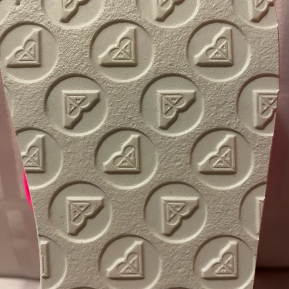 Girls Roxy flip flops. Bright pink - Picture 2 of 5